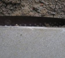 Rebord de la baie vitr&eacute;e &eacute;br&eacute;ch&eacute;