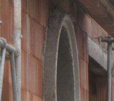 Restes de ciment au dessus du hublot