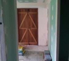 Vue sur chambre principal porte vers exterieur