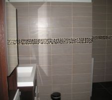 Salle de bain baignoire et douche à l'italienne. carrelage couleur naturel sablé, et galet noir.
