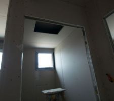 Toilettes, plafond rabaissé et trappe pour la VMC...