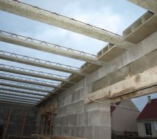Les poutrelles et les ourdies qui composent le plancher b&eacute;ton commence &agrave; &ecirc;tre mis en place