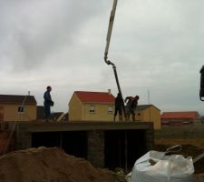 Ca y est il coule la dalle des chambres.