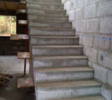 Escalier en b&eacute;ton brut, avec une finition cir&eacute; par la suite....
h&acirc;te de voir