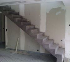 étape béton ciré sur l'escalier