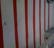 Préparation pour l'encollage du papier peint dans la montée d'escalier.