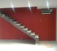 Voila ma montée d'escalier enfin terminée.
enfin le papier peint