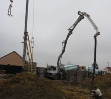 Arrivée de deux camions avec leur toupie à béton contenant chacune environ 8 mètres cube de béton. La longueur du bras est impressionnante