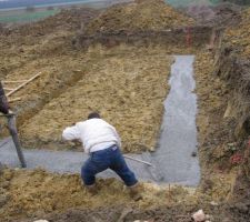 Les premiers mètres cube de béton sont coulés dans les fouilles ferraillées