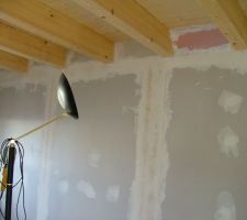 Placo dans le bureau. rouge au tuyau de la chemin&eacute;e