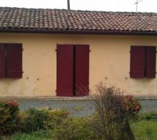 B&acirc;timents existants &agrave; d&eacute;molir car ils sont situ&eacute;s &agrave; cheval sur les deux terrains (&agrave; la base un grand terrain divis&eacute; en deux)