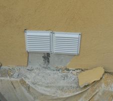 La sortie prise d'air pour la cheminée avec enduit à refaire !!
