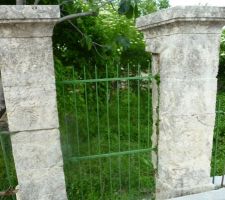 Colonnes &agrave; d&eacute;placer au niveau du portail coulissant