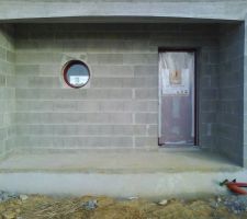 Le hall d'entr&eacute;e avec notre coup de coeur pour l'oeil de boeuf et la porte d'entr&eacute;e!