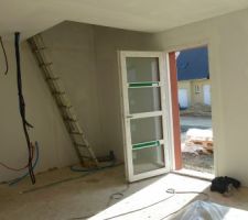 Vue sur la porte d'entrée-futur escalier- chambre n°1