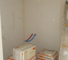 Carrelage stocké dans la salle d'eau future au rdc