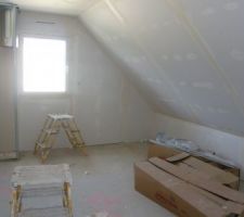 Chambre n°2. Le conduit du poêle va être décalé vers la gauche car trop proche de la fenêtre