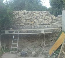 Mur cot&eacute; Sud/Est - remonte le mur existant (avec Meule)