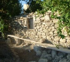 Mur cot&eacute; Sud/Est - mise en place pierres (sur les  parpaings)