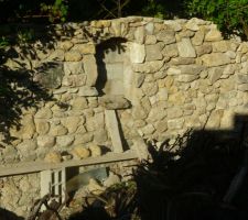Mur cot&eacute; Sud/Est - mise en place pierres (sur les  parpaings)