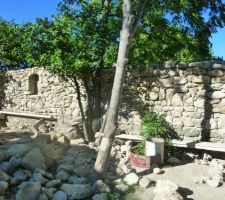 Mur cot&eacute; Sud/Est - mise en place pierres (sur les  parpaings)