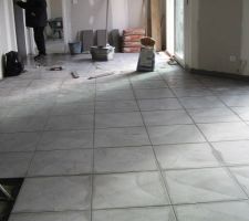 Pose  du carrelage   en cours