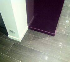Détail: plinthes de la couleur des murs/carrelage vogue