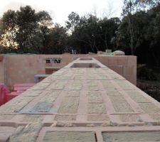 Vue de dessus du mur arrière avec les briques de 36,5 à isolation intégrée dans sa longueur, vue prise à partir du garage.