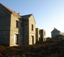 Enfilade de maisons.Il manque encore la maison sur le lot 10 et 12.