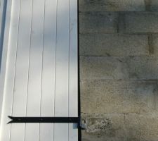 Volets de fenetre en haut à droite sur la façade ,coté rue.