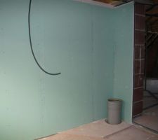 Salle de bain vu sur le vide-linge