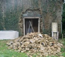 Autre vue de l'ouverture de la porte fentres ,avec le pt tas de pierres que j'a retir&eacute;