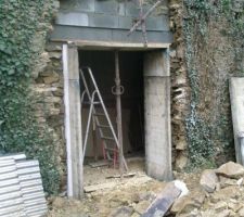 Ouverture de la prote fenetre dans le pignon ,attente des briques pour finir les entourages...