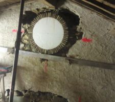 Ouverture du mur pour la cr&eacute;ation de l'oeil de boeuf avec son entourage en brique