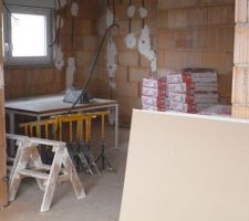 Plâtrerie: stockage du matériel et des matériaux (plâtre, baguettes d'angle, placo)au rez de chaussée