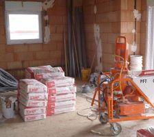 Plâtrerie: stockage du matériel et des matériaux (plâtre, baguettes d'angle, placo)au rez de chaussée