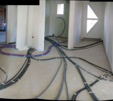 RdC, ajout de circuits électriques et de circuts pour le réseau. Tout passe par la salle d'eau (la petite pièce au centre de la photo).