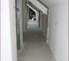 Couloir acc&egrave;s chambre aile des enfants. On remarque la modification des jambes de force pour supporter les poutres.