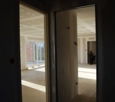 Vue depuis le cellier : accès à la cuisine par la gauche, et accès à l'entrée