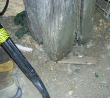Un poteau qui permet de tenir une poutre transversale. stupéfiant non?