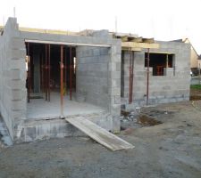 Garage &agrave; gauche et fen&ecirc;tre panoramique a droite