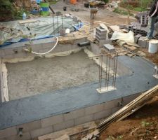 Vous voyez les 4 pilars de lase construira l&acute;appenti avec le toit de bas en haut vers la droite