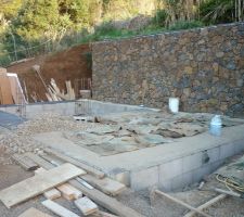 Voila la vue de l&acute;autre cot&eacute;.
le future toit reposera sur le mur de pierre .j&acute;aimerai savoir comment je le recroche sur le toit de l&acute;appenti .mer&ccedil;i pour votre travail. ciao a plus de vous lire !