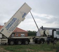 Si vous cherchez un chapiste qui fait des chapes impeccables, en voilà un ! Pas vu de défaut > 1 mm à la règle de 2 m !