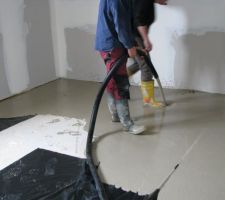 Batichape à l'?uvre (ravoirage en vue de la pose de l'isolant sol - ch. 2)