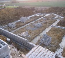 Vendredi 3 janvier 2012, voici où en est le chantier
Le mur du vide sanitaire côté Est est totalement monté sur un mètre de hauteur