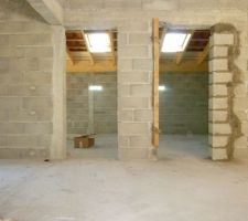 à gauche accès buanderie/garage et à droite accès suite parentale