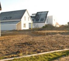 Terrain aplati : on a déplacé le tas sur le terrain communal (avec accord des parties, bien sur ;-) )