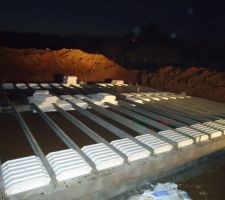 Vide sanitaire avec tuyaux évacuations en arrière plan.