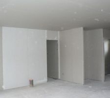 Les plaques blanches sont des M0 derrière le futur poêle à bois